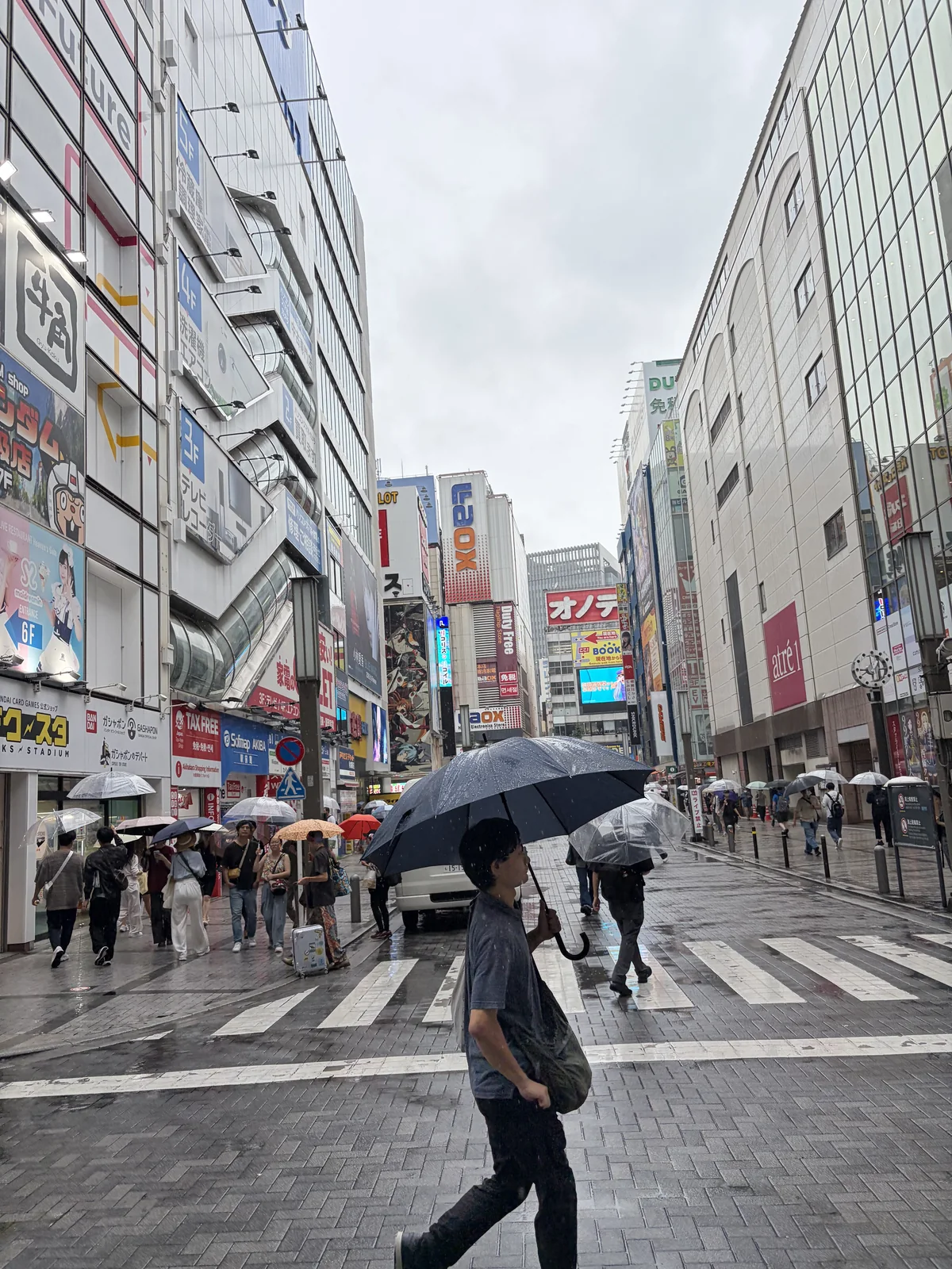 秋叶原雨天街景
