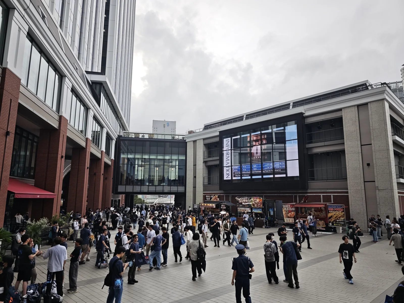 K-Arena 场馆外的广场与人群