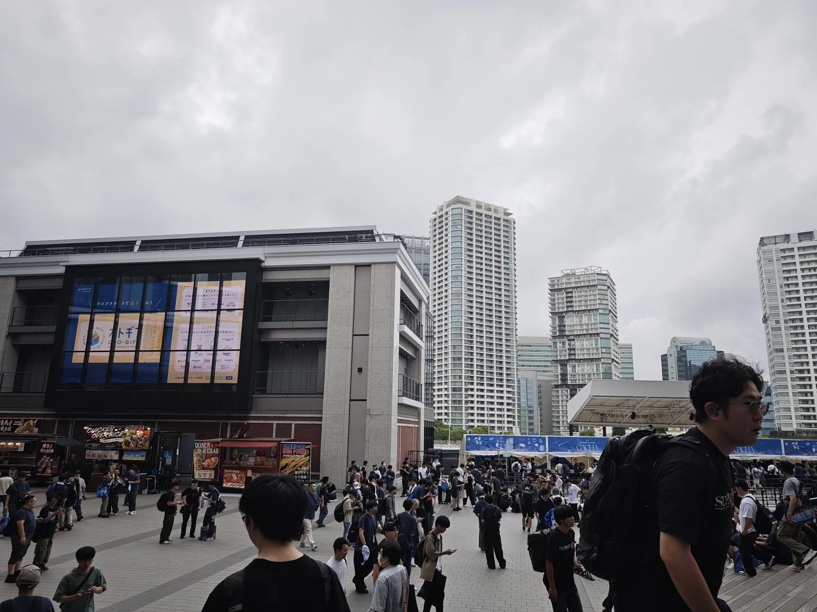 K-Arena 横滨会场外的人潮