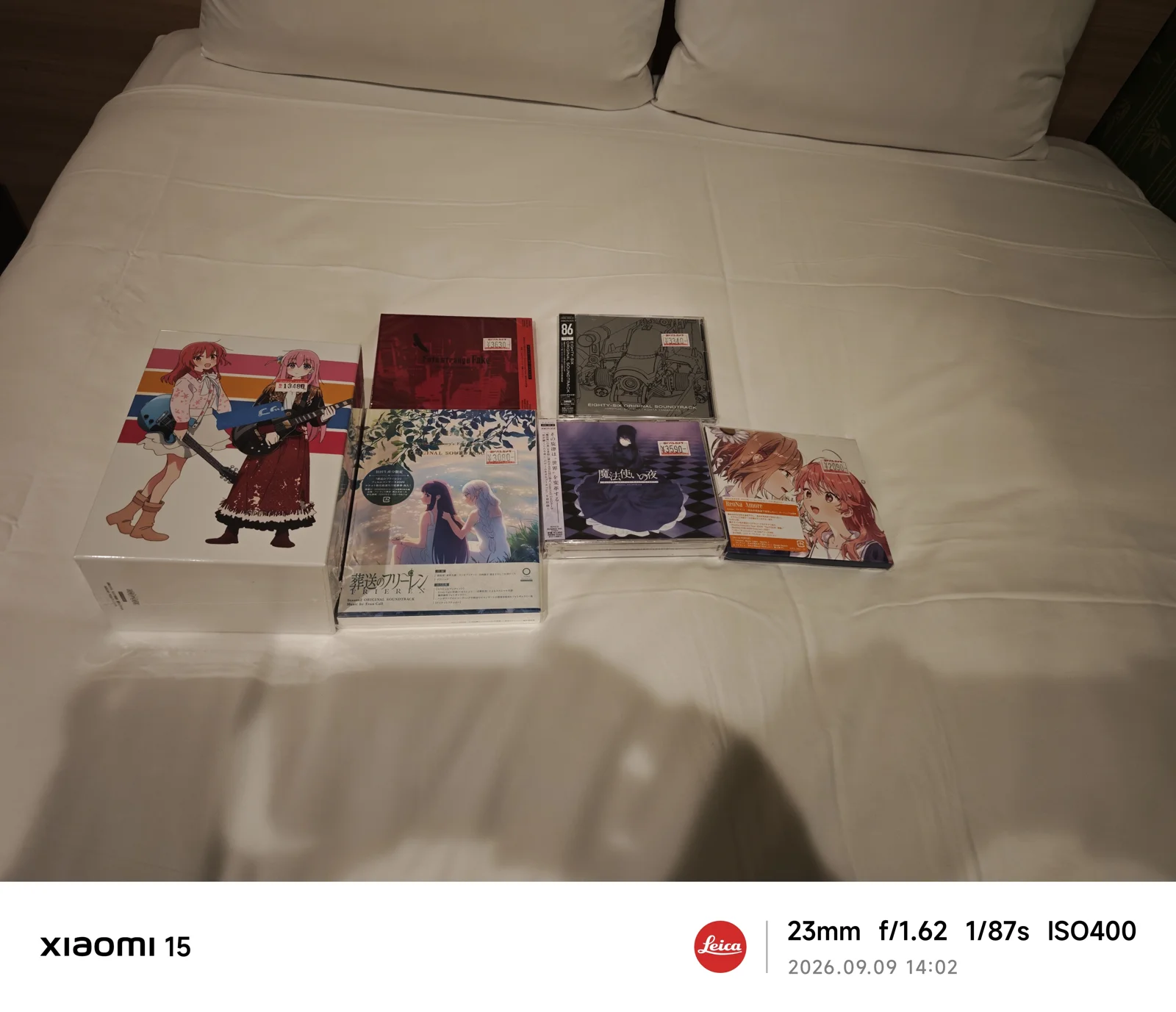 在酒店床上排开的一堆战利品与 OST